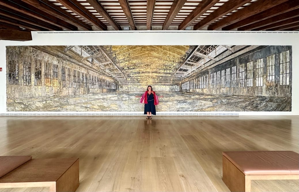 Nathalie Marly, alias Manama, devant Danaë, la toile de plus de 13 mètres d'Anselm Kiefer, dans une salle du Centro de Arte Hortensia Herrero (CAHH) à Valencia
