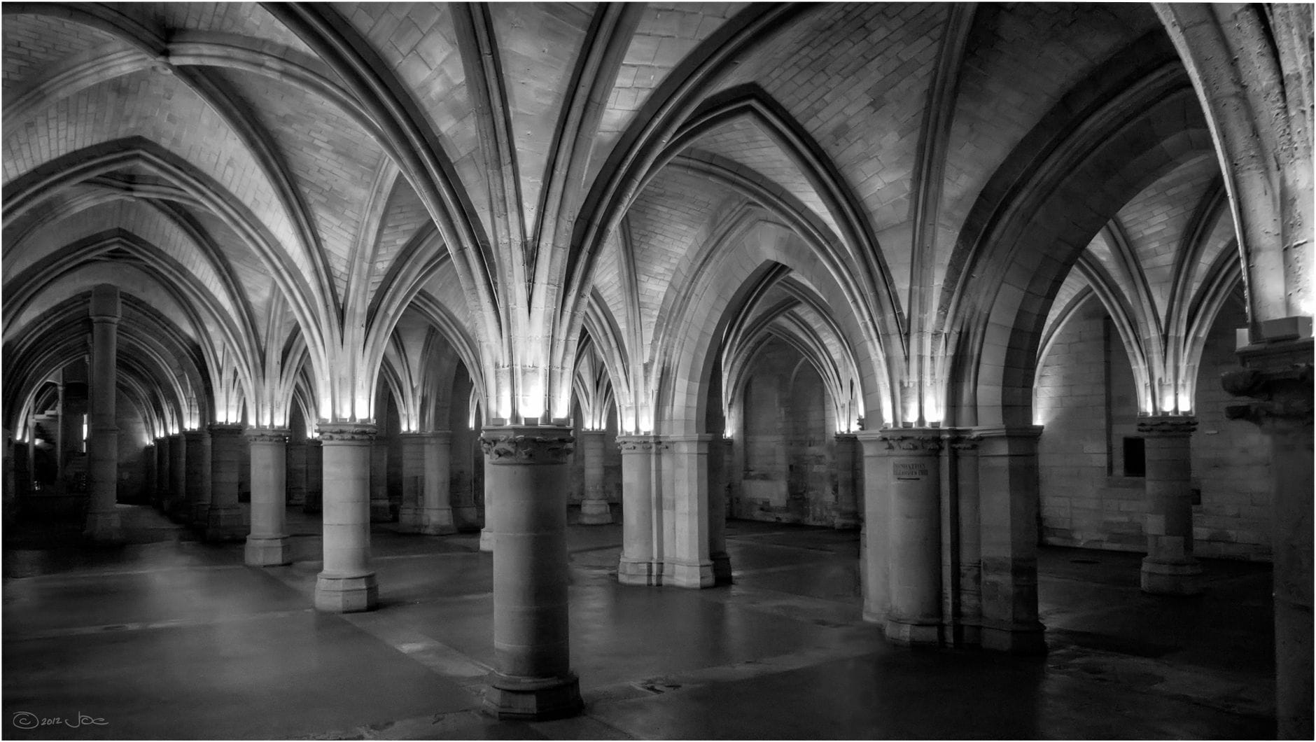 Salle gothique aux colonnes de pierre torsadées, comme celles de la Llotja de la Seda