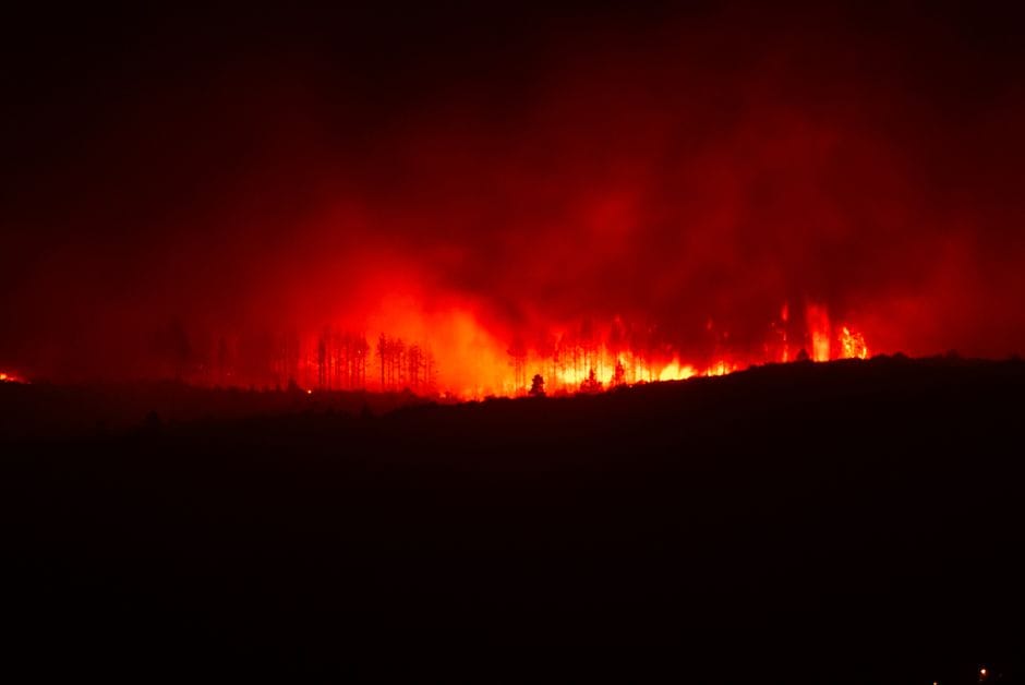 Incendie à la Vall d'Uixó : la Vilavella et Artana évacuées, une vingtaine d'équipes de pompiers sur le feu