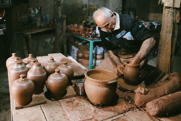 Le design valencien à la maison : céramique de Manises, lampes LZF, Bombas Gens