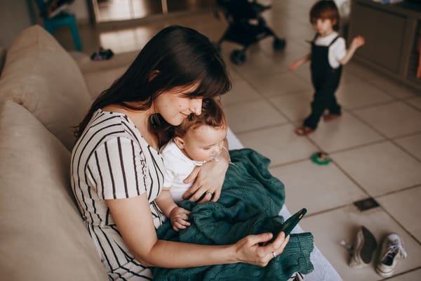 Kinderen opvoeden ver van je moeder: mentale last van expat-moeders