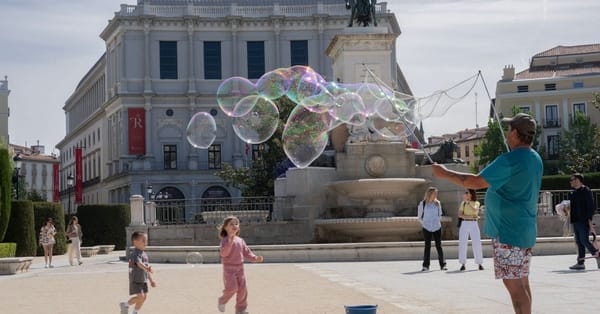 Le regard français : les enfants partout, la fête et le bruit